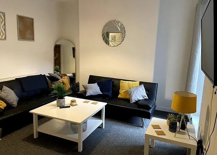 Whole House - Fast Wifi & Free Parking - Contractor Friendly By Irwell Stays