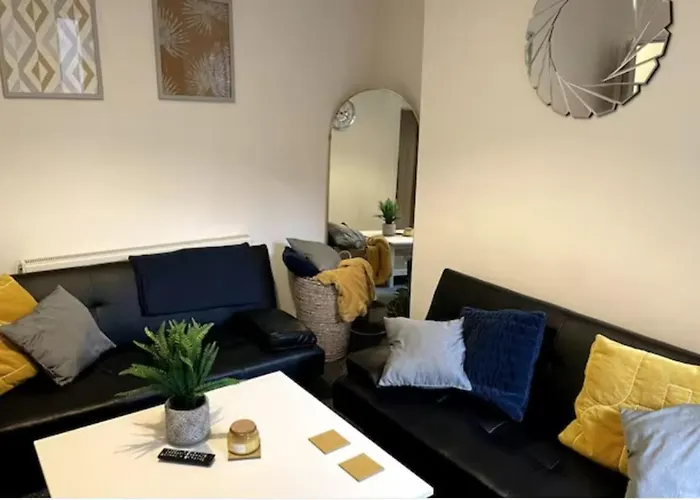 Whole House - Fast Wifi & Free Parking - Contractor Friendly By Irwell Stays