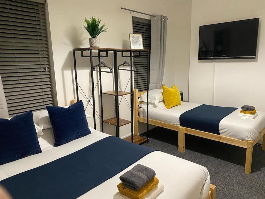 Whole House - Fast Wifi & Free Parking - Contractor Friendly By Irwell Apartment *
