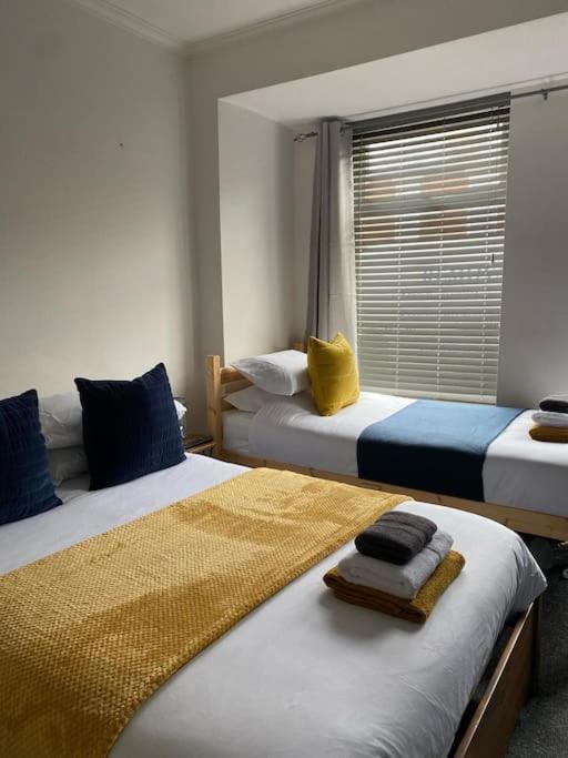 Whole House - Fast Wifi & Free Parking - Contractor Friendly By Irwell Apartment *