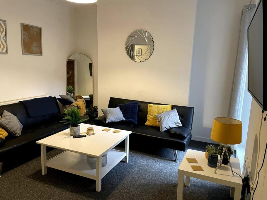 Whole House - Fast Wifi & Free Parking - Contractor Friendly By Irwell Apartment *